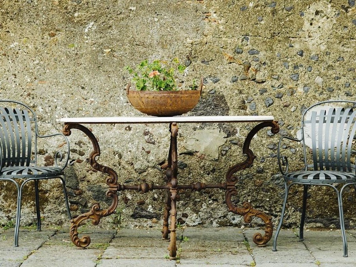 a bench is sitting in a chair