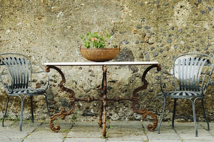 a bench is sitting in a chair